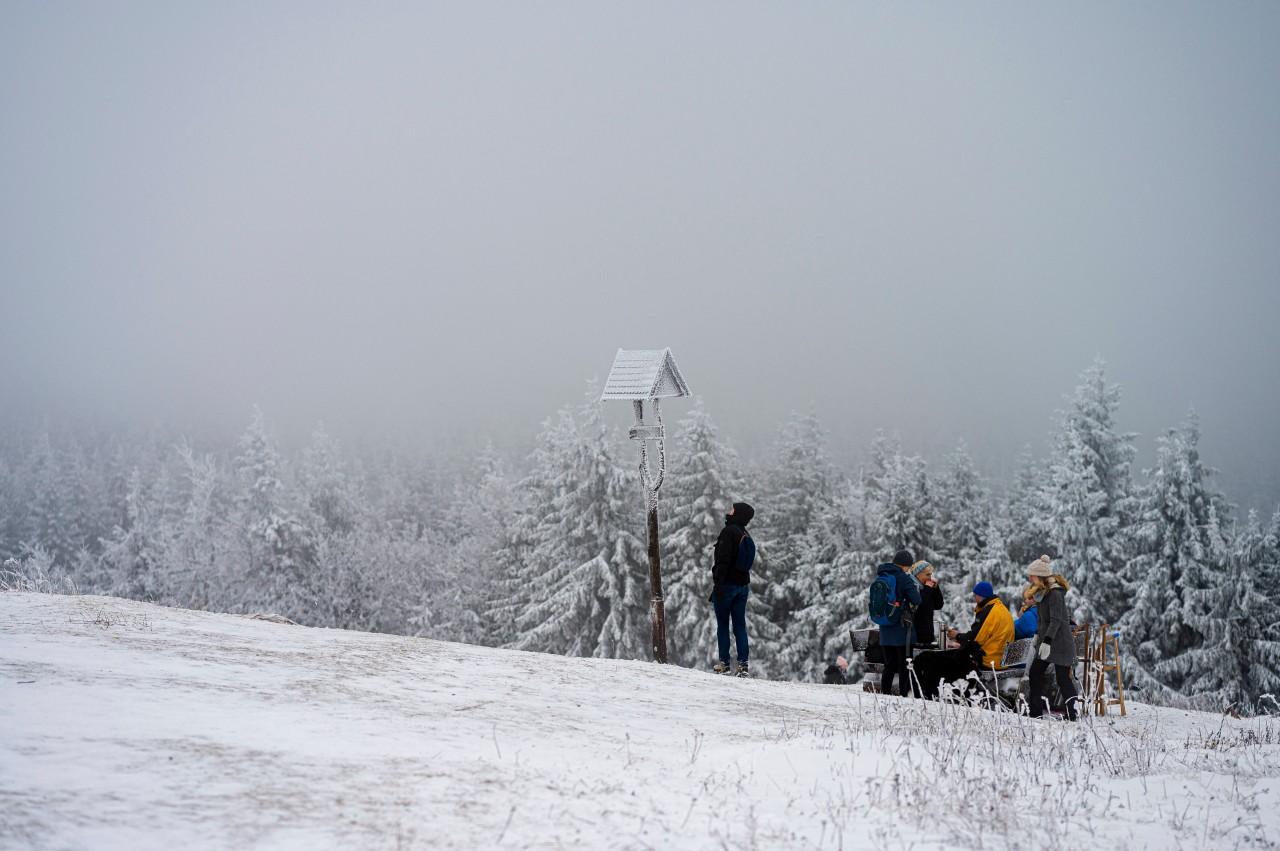 Viele Besucher zieht das Winter-Wetter in den Thüringer Wald. Doch Oberhof zieht jetzt wegen Corona Konsequenzen. (Archivbild)