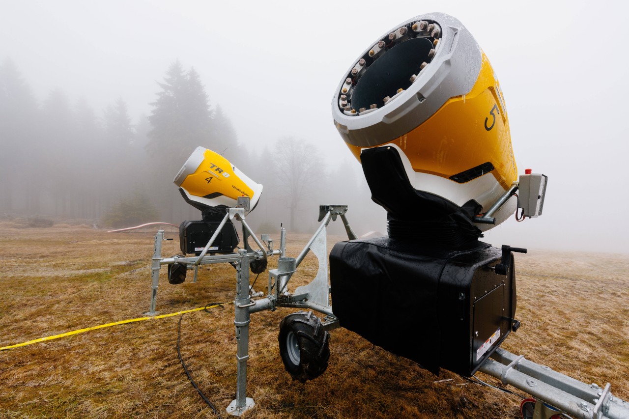 Im Thüringer Wald sorgen Schneekanonen zumindest in der Skiarena Silbersattel in Steinach für die rasante Abfahrt. 