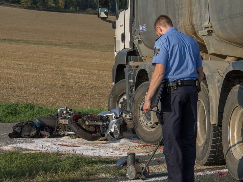 Am Mittwochnachmittag ist es auf der B87 zwischen Stadtilm und Großhettstedt zu einem schweren Verkehrsunfall zwischen einem Lastwagen und einem Motorradfahrer gekommen. Der 65 Jahre alte Fahrer des Zweirades ist noch am Unfallort verstorben.