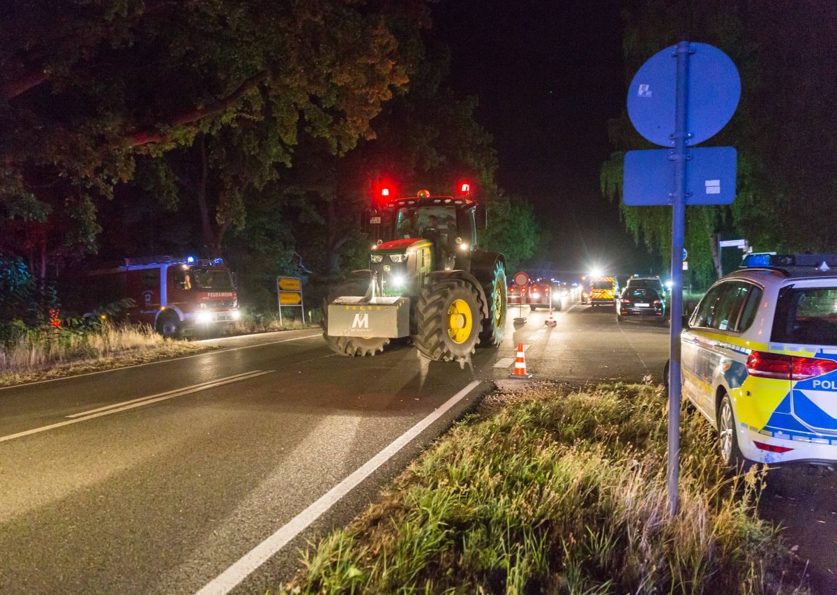 traktor polizei nach abend dunkel