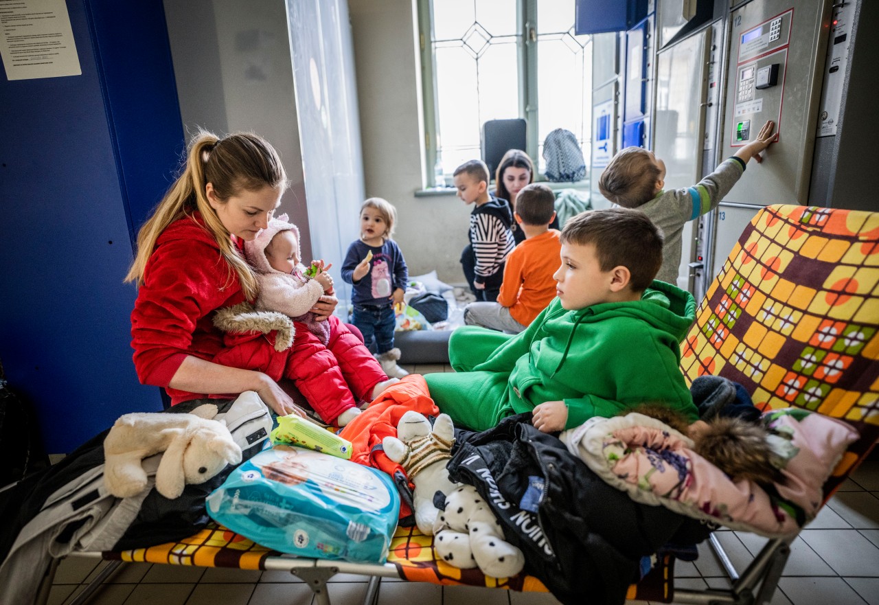 Maria Potoschaniak mit Baby Alina und Sohn Bogdan aus der Ukraine – drei von Hunderttausenden, die in diesen Tagen ihr geliebtes Heimatland verlassen. Thüringen wäre bereit, sie aufzunehmen. 