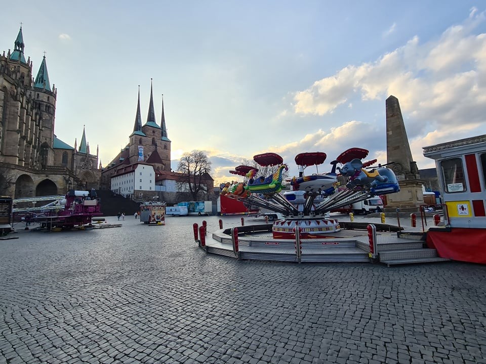 Die Schausteller bauen auf dem Domplatz in Erfurt auf! 