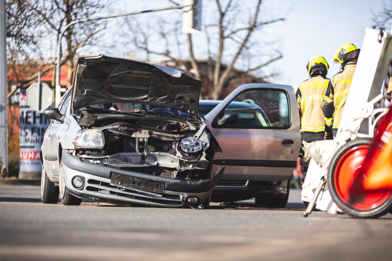 Die Rettungskräfte in Gera befreiten die eingeklemmte Frau aus ihrem Renault. 