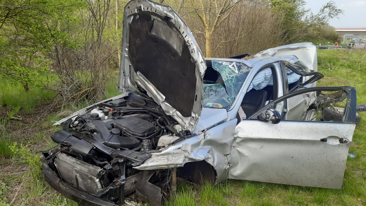 A4 in Thüringen: Radplatzer eines BMWs endet böse. 