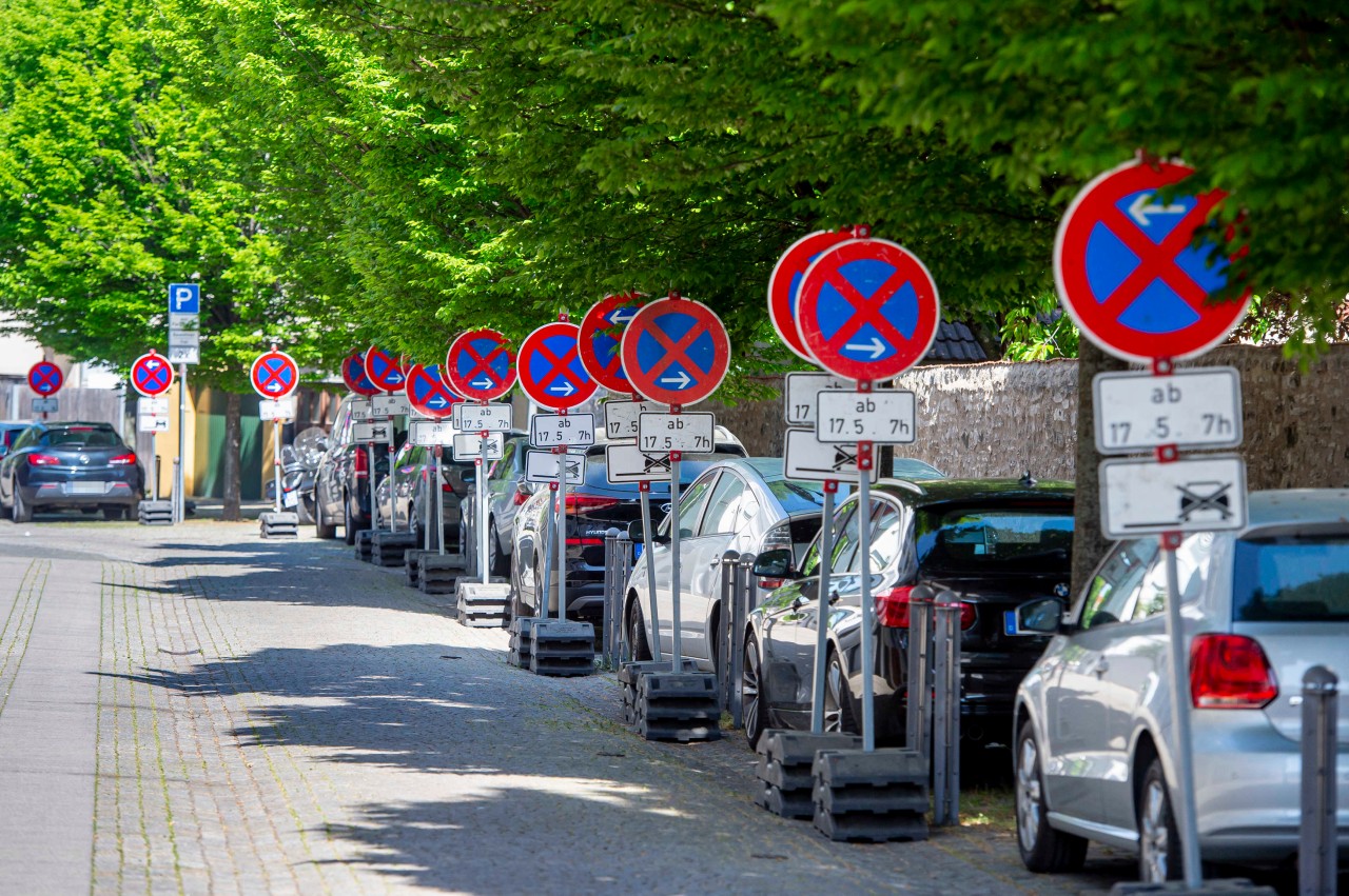 Was für ein Schilderwahnsinn in der Martinsgasse in Erfurt!