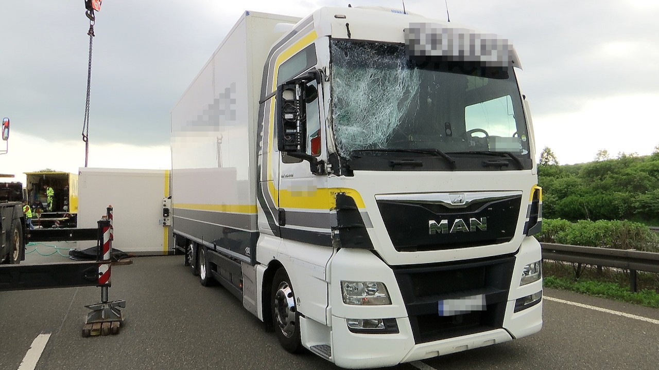 Wegen eines verunfalten Lkw kam es auf der A4 bei Erfurt zu krassen Einschränkungen im Verkehr.