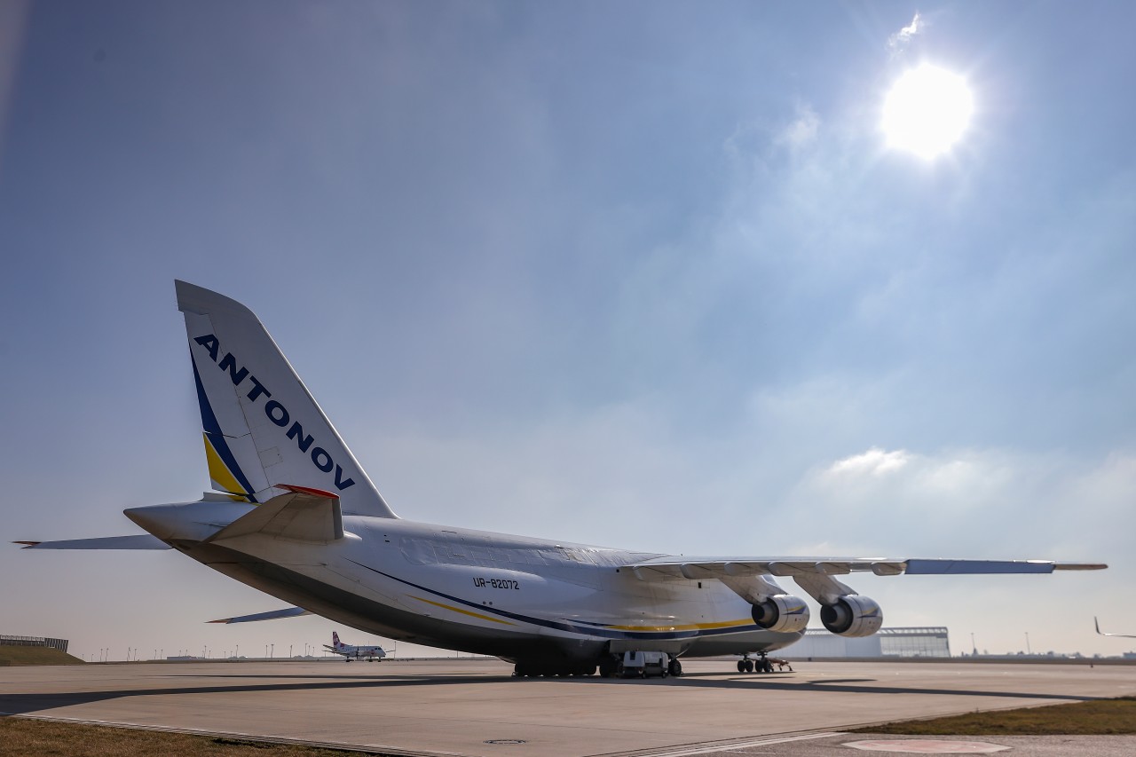 Der Flughafen Leipzig wird zur neuen Basis von „Antonov Airlines“. Fünf Frachter sind dort schon stationiert. (Archivbild)