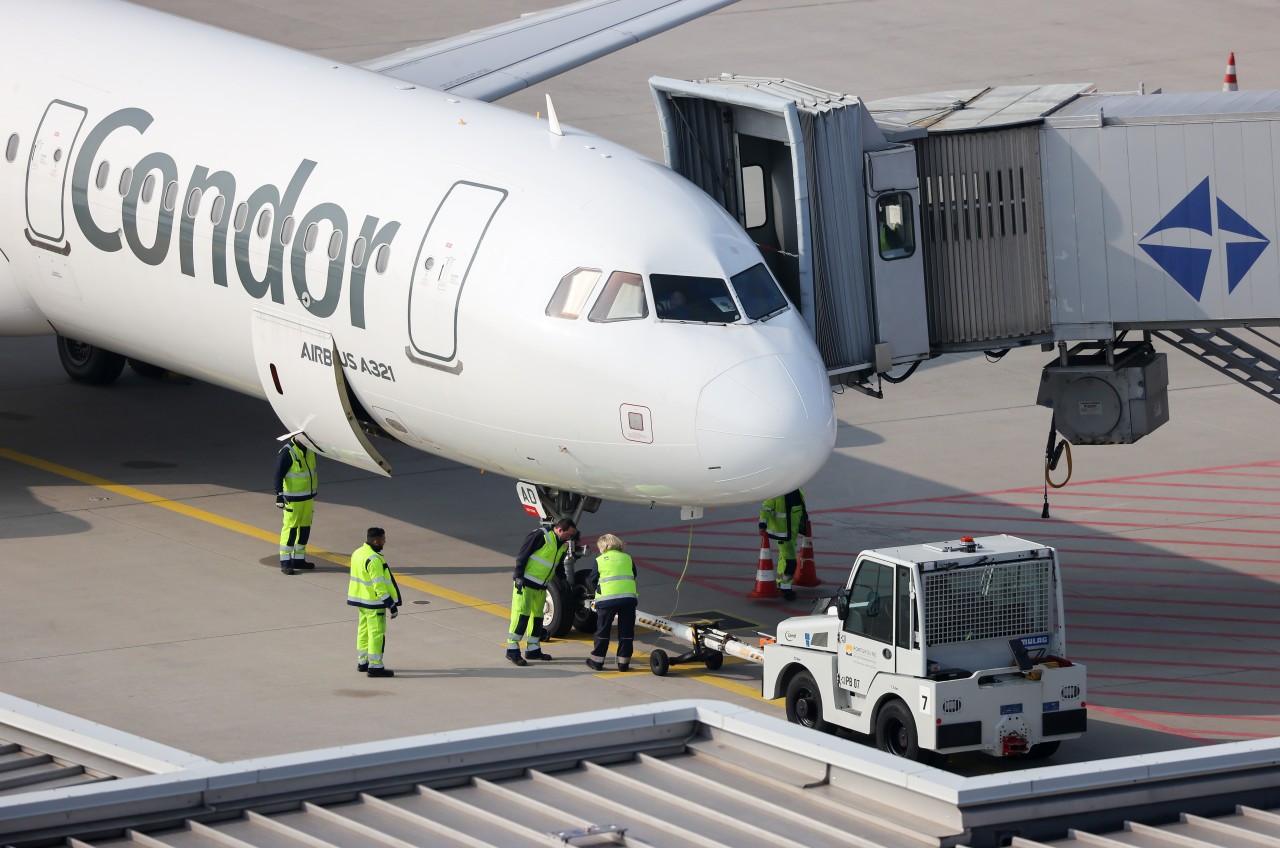 Eine Condor Maschine am Flughafen Leipzig. (Archivbild)