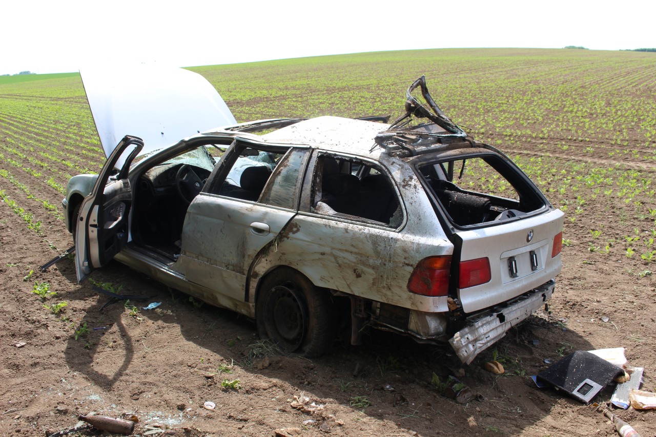 Betrunken und wohl zu schnell: Der BMW-Fahrer und seine Mitfahrer kamen bei dem Unfall in Weimar glimpflich davon. Das Auto dagegen erwischte es heftig.