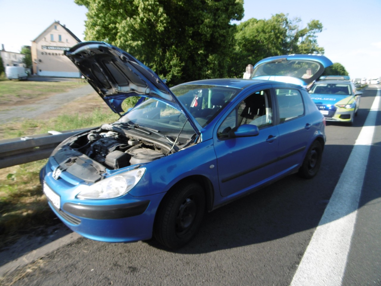 Ein Peugeot brannte plötzlich auf der A9 in Thüringen. Doch das sollte nicht das einzige Problem der Insassen sein. 