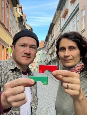 Das Künstler-Duo für die diesjährige Installation kommt aus Erfurt und stellt den Dialog durch Farbgegensätze in den Fokus.