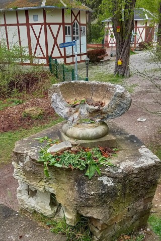 Vor wenigen Wochen wurde die besondere Steinschale in Gotha zerstört. 