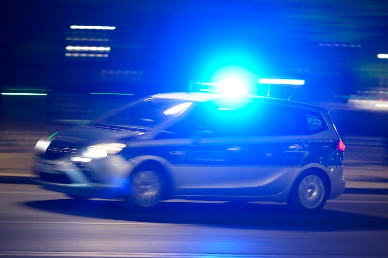 Die Polizei Jena rückte aus, weil ein Mann mit Flasche um sich warf. (Symbolbild)