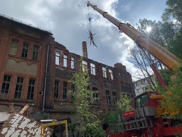 Mit einem Autokran wird der Dachstuhl des Lost Place in Thüringen abgetragen.