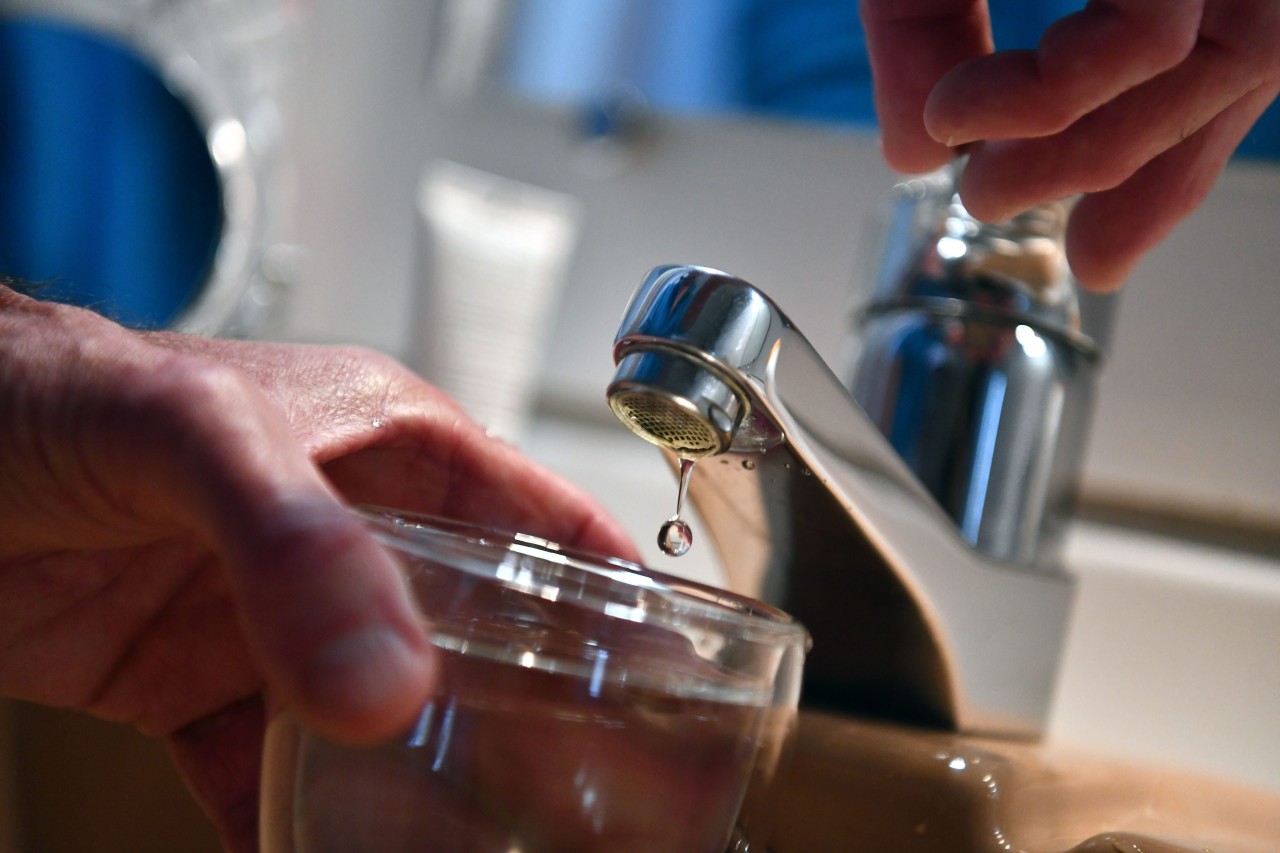 In Erfurt kann es am Freitagmorgen zu Druckschwankungen im Trinkwasser kommen. (Symbolbild)