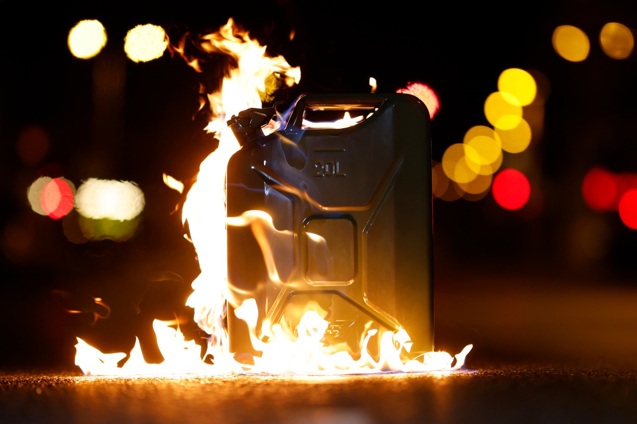 Der 20-Jährige soll einen Benzinkanister gekauft und in der Wohnung in Sonneberg ausgekippt haben. (Symbolbild)