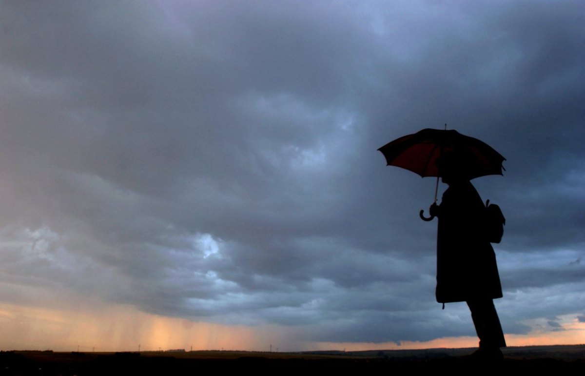 wetter thüringen frau regenschirm sommer pfingsten regen