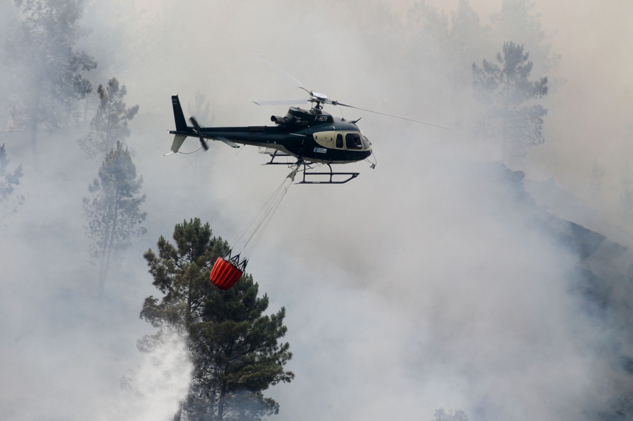 Wegen vermehrter Waldbrände kommen nun auch Löschhubschrauber zum Einsatz. (Symbolbild)