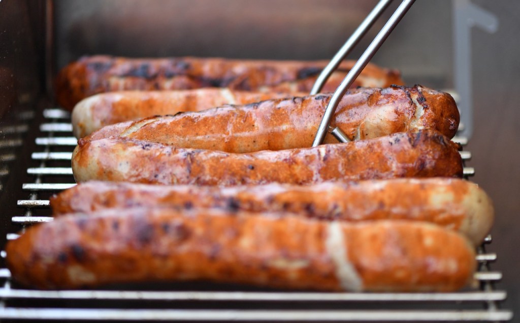 Thüringer Bratwurst liegt auf dem Grill