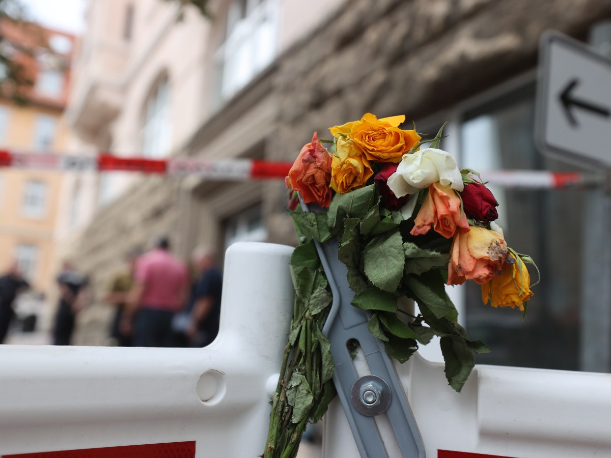 Blumenstrauß hängt an Absperrung vor Brandhaus in Apolda