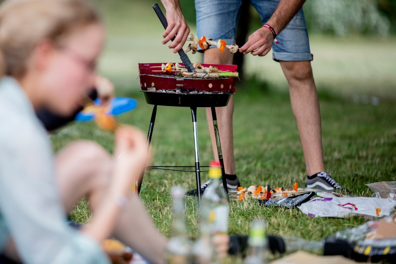 In Erfurt ist das Grillen ab sofort verboten. Die Wald- und Wiesenbrandgefahr ist zu hoch (Symbolbild).