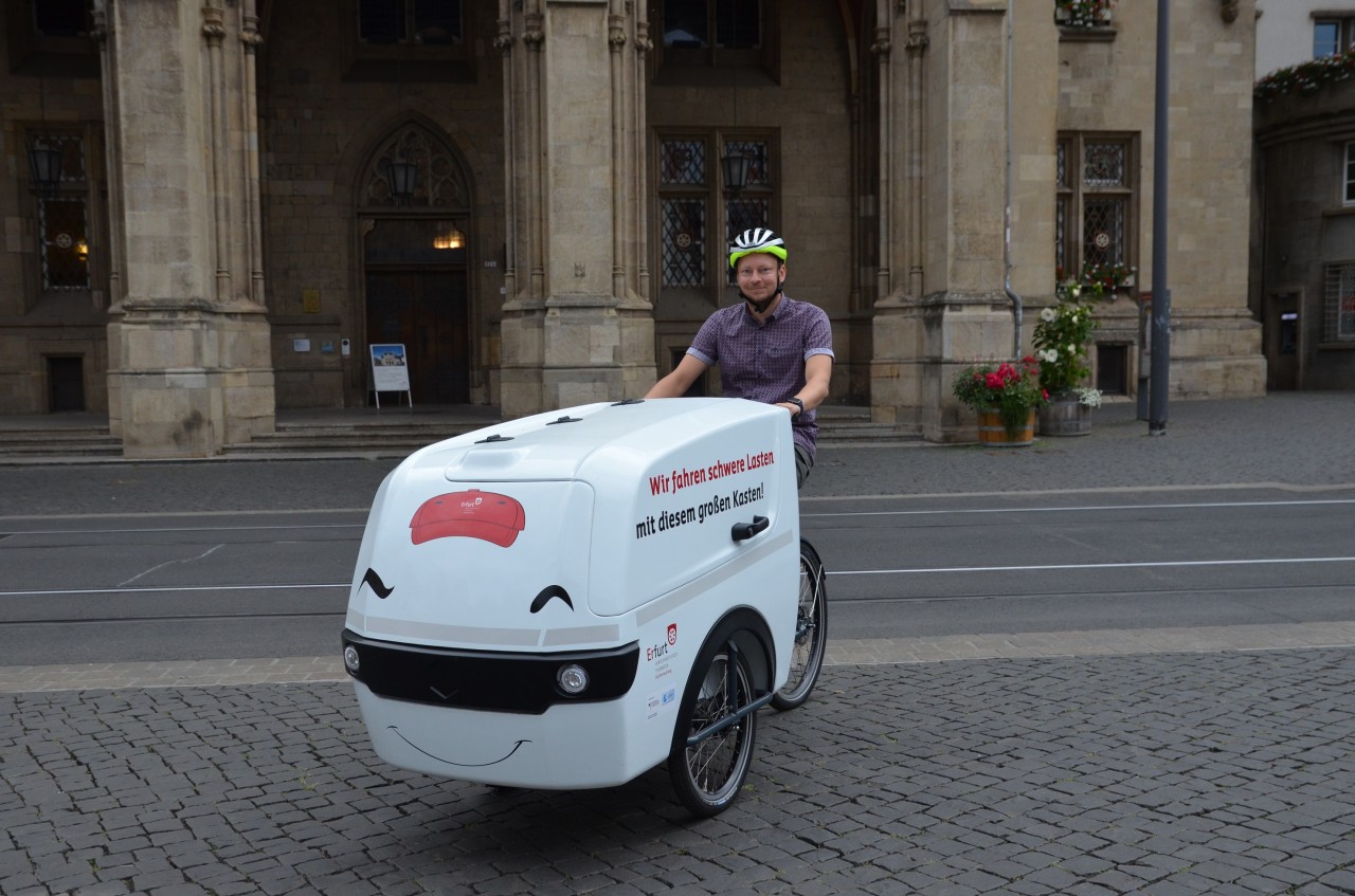 Der Erfurter Fahrradbeauftragte Dirk Büschke fährt mit dem neuen Lastenrad eine Proberunde.