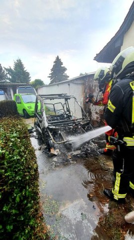 Dieser E-Flitzer ist in Erfurt wirklich komplett ausgebrannt. 