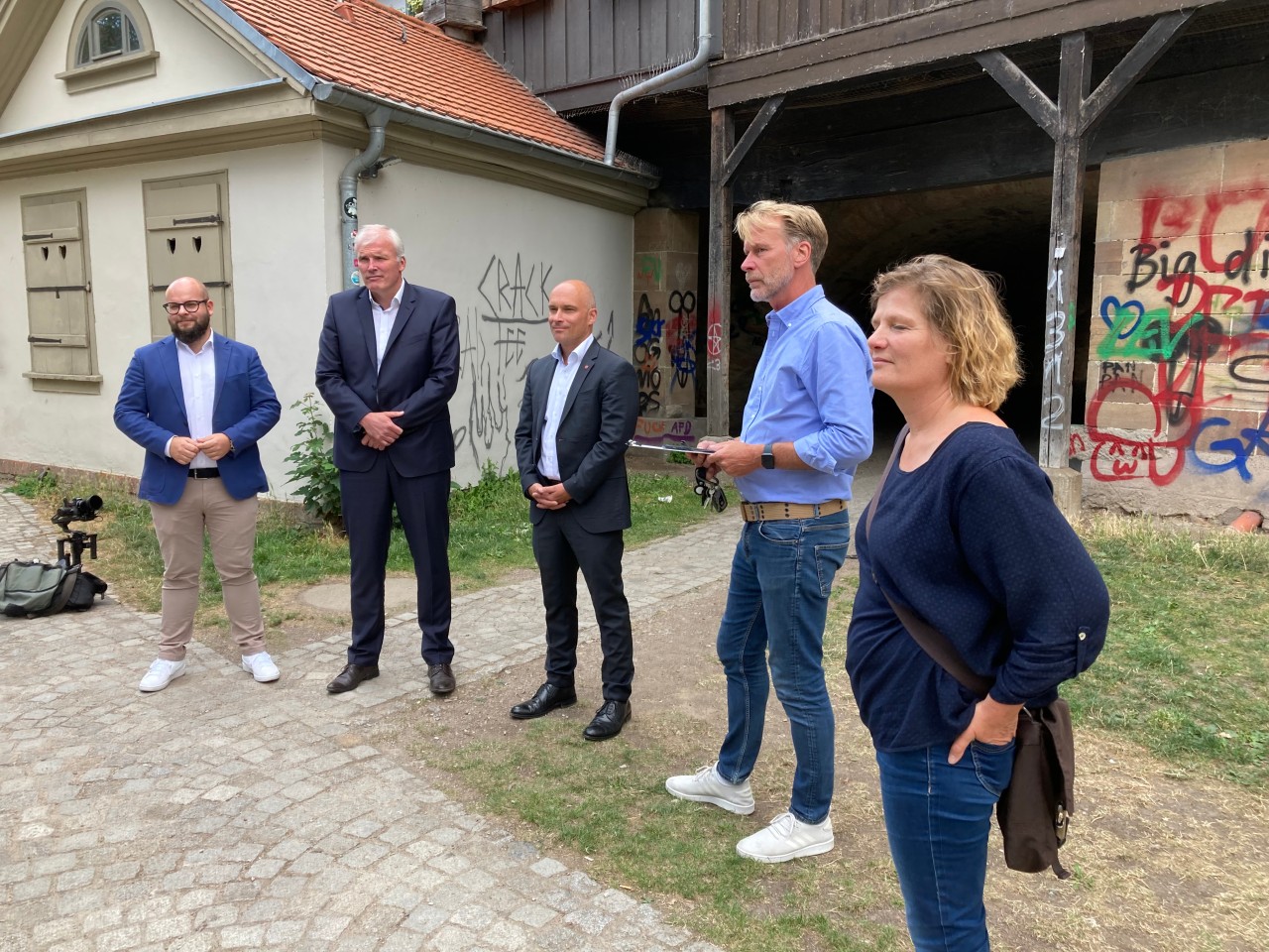 (Von links nach rechts) Gebäudeamtsleiter Arne Ott, Oberbürgermeister Andreas Bausewein, Beigeordneter Andreas Horn, Pressesprecher Henry Köhlert sowie Katja Sterzl vom Denkmalschutz vor der Krämerbrücke in Erfurt.