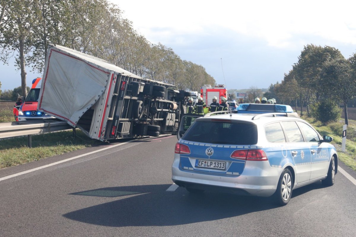 Sturm: Lkw auf B4 bei Erfurt umgeweht