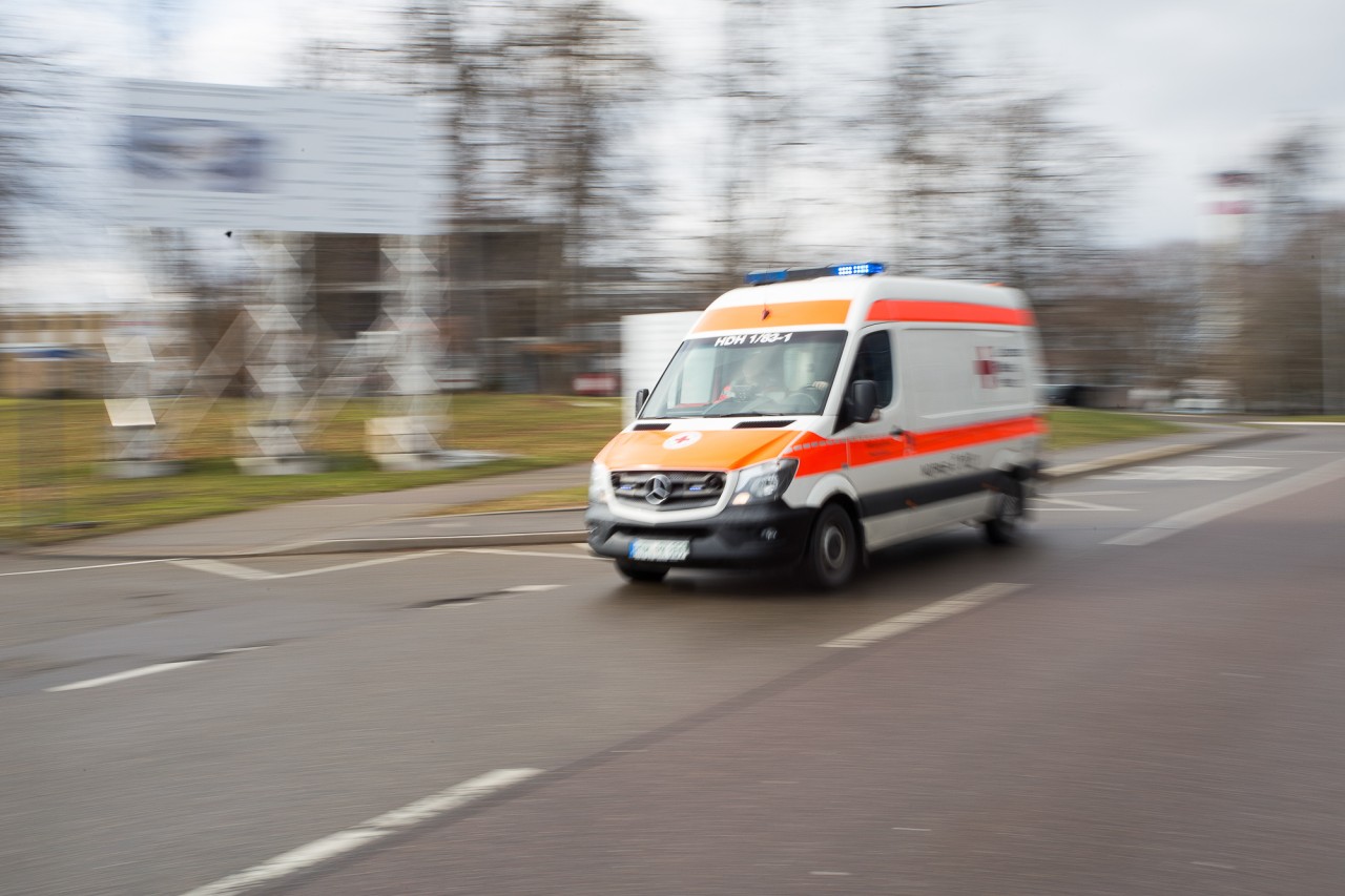 Eine Person kippt eine Flüssigkeit aus dem Fenster und verletzt damit acht Personen – ein Kind muss in ein Klinikum gebracht werden (Symbolbild). 