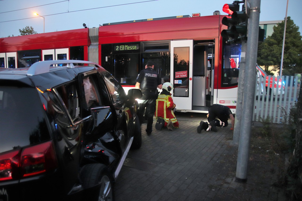 Ein Unfall mit einer Straßenbahn führte am Samstagabend in Erfurt zu einem Verkehrschaos.