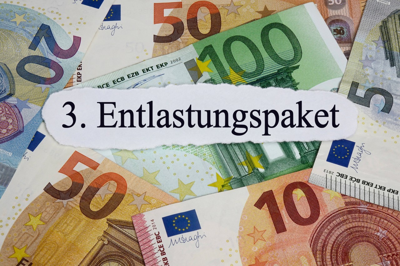 Die Bundesregierung hat am Sonntag (04.09.) ein drittes Entlastungspaket vorgestellt. Dabei werden auch Rentnerinnen und Rentner unterstützt. 