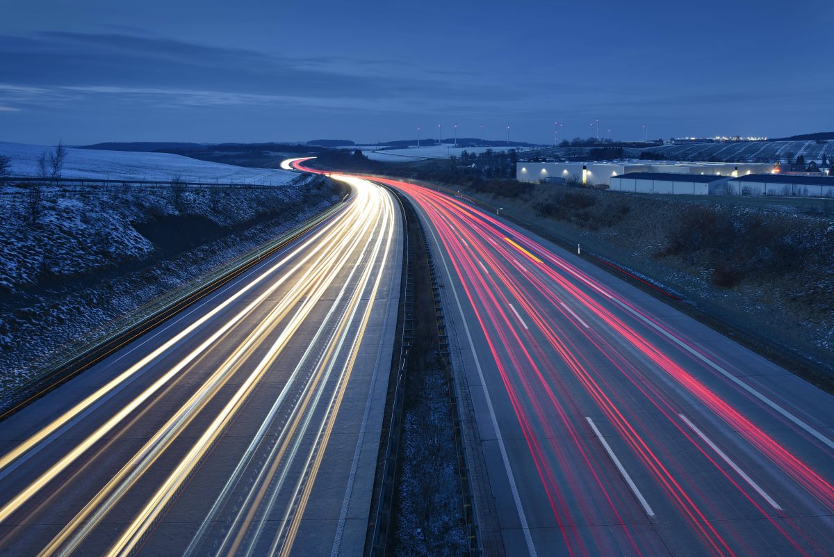 A9 in Thüringen nachts mit Lichtern