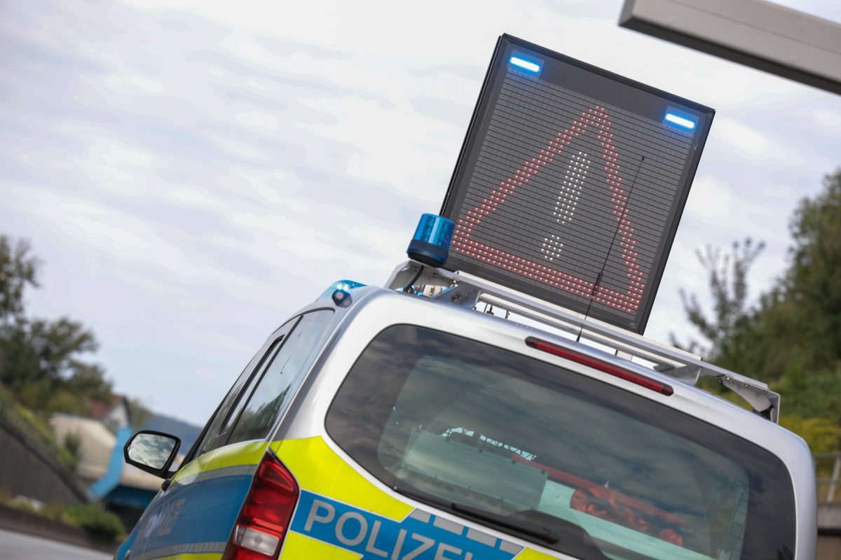 Symbolbild Polizei sperrt Autobahn Ein Streifenwagen steht mit Blaulicht auf einer gesperrten Autobahn und hat eine groÃŸ