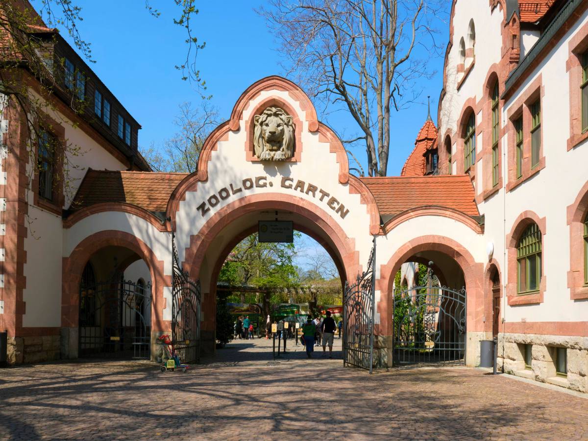 Blick auf das Eingangstor vom Zoo Leipzig