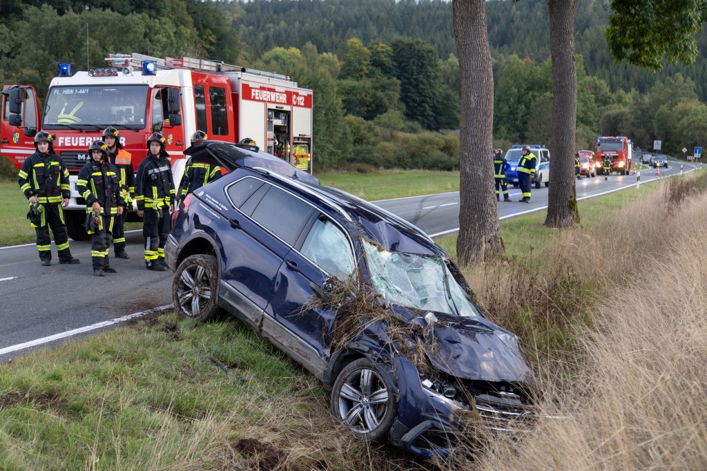 Auto liegt im Straßengraben 