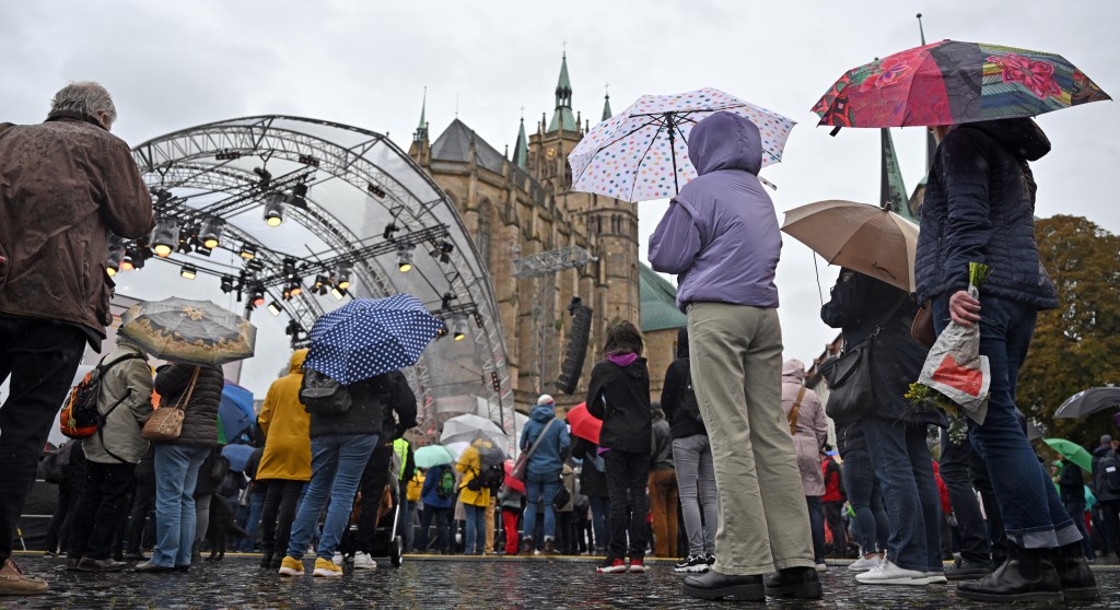 Bei Regen auf der Eröffnungsfeier in Erfurt