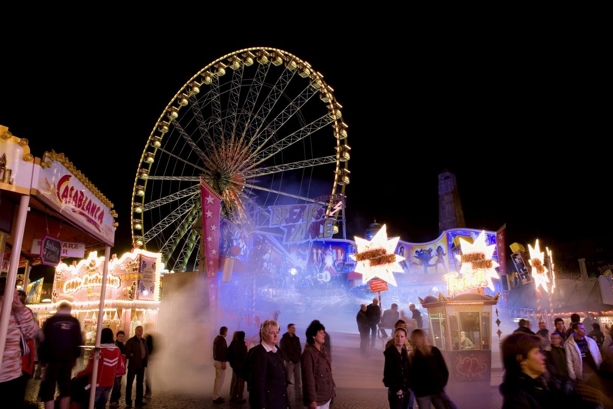 Riesenrad im Dunkeln auf dem Erfurter Oktoberfest