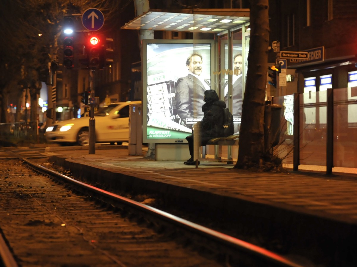 Thüringen Frau wartet auf Straßenbahn