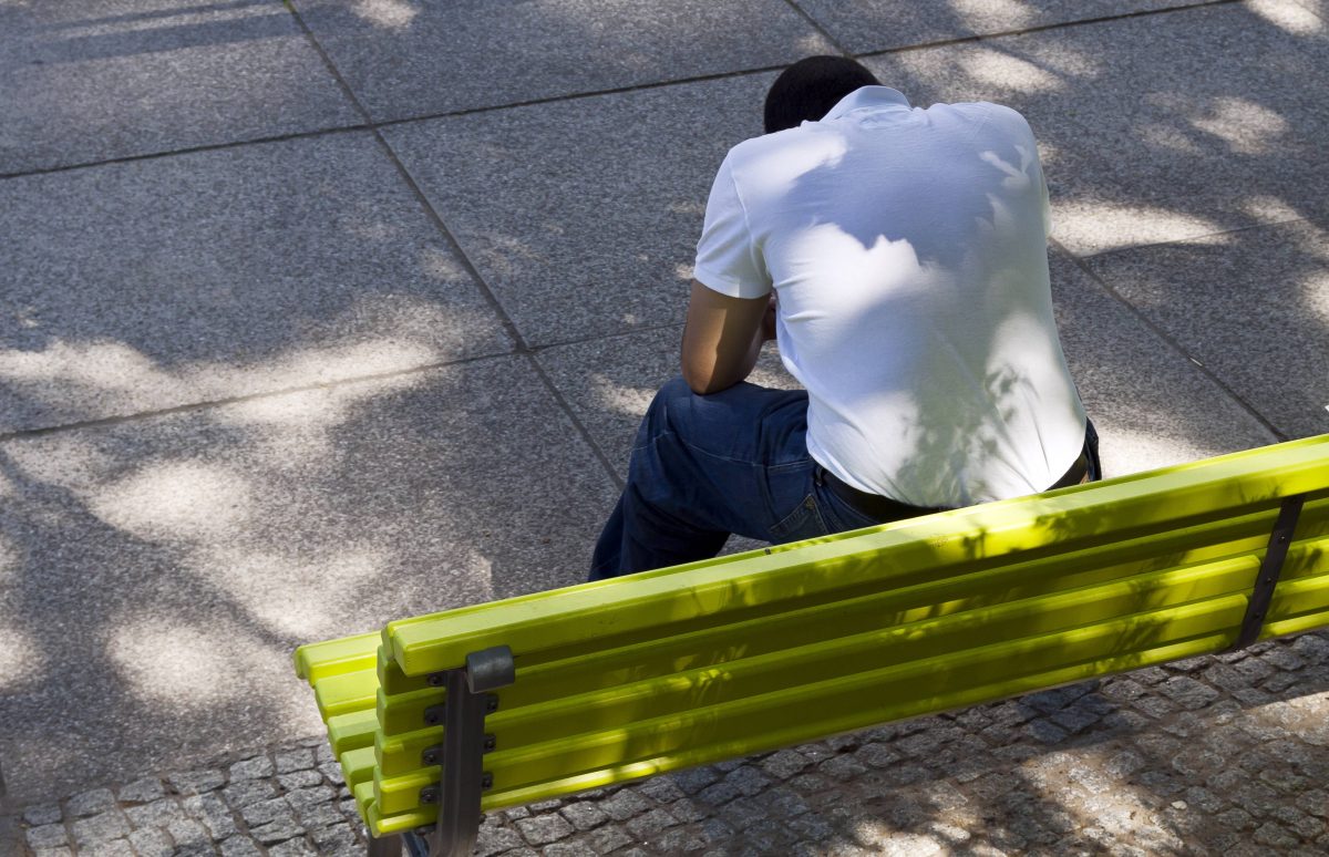 Jena Mann sitzt auf der Bank