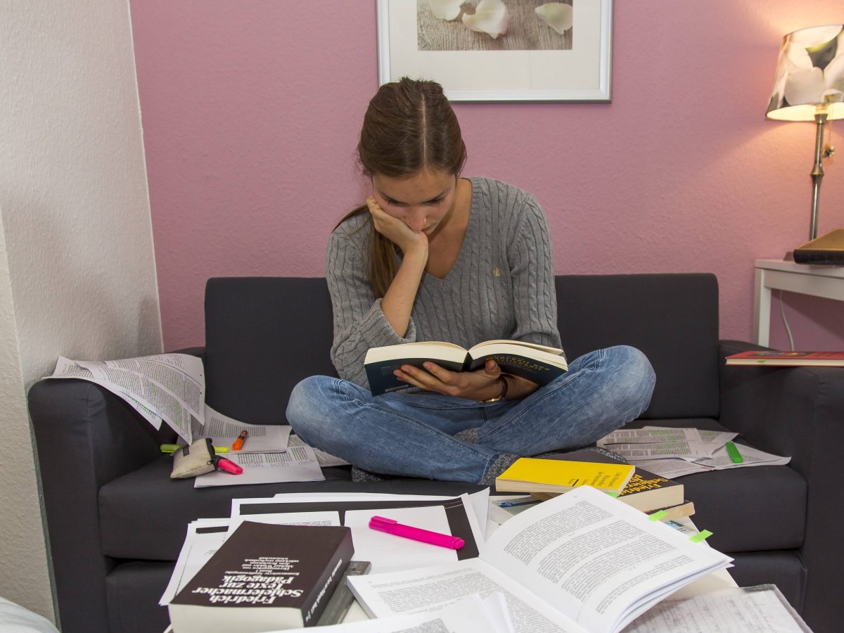 Studentin lernt auf dem Sofa