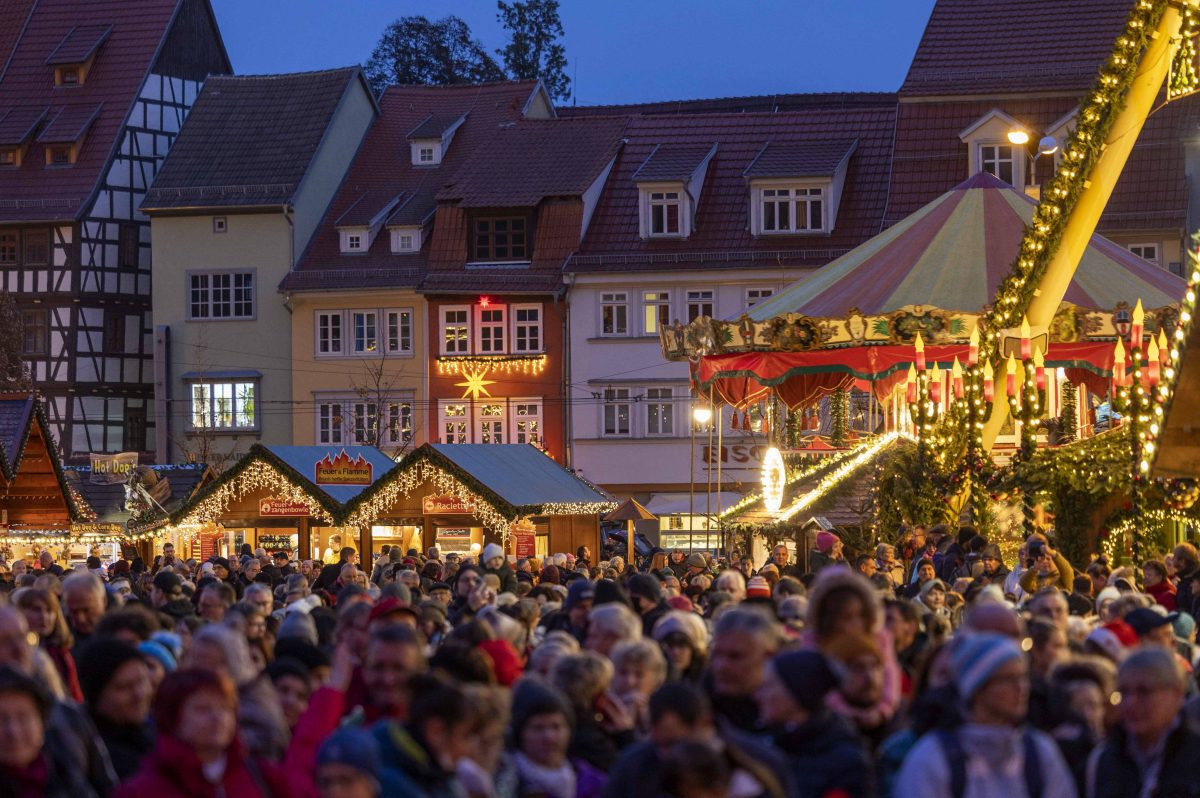 Der Erfurter Weihnachtsmarkt ist eröffnet! Unter anderem der Glühwein ist teurer geworden...