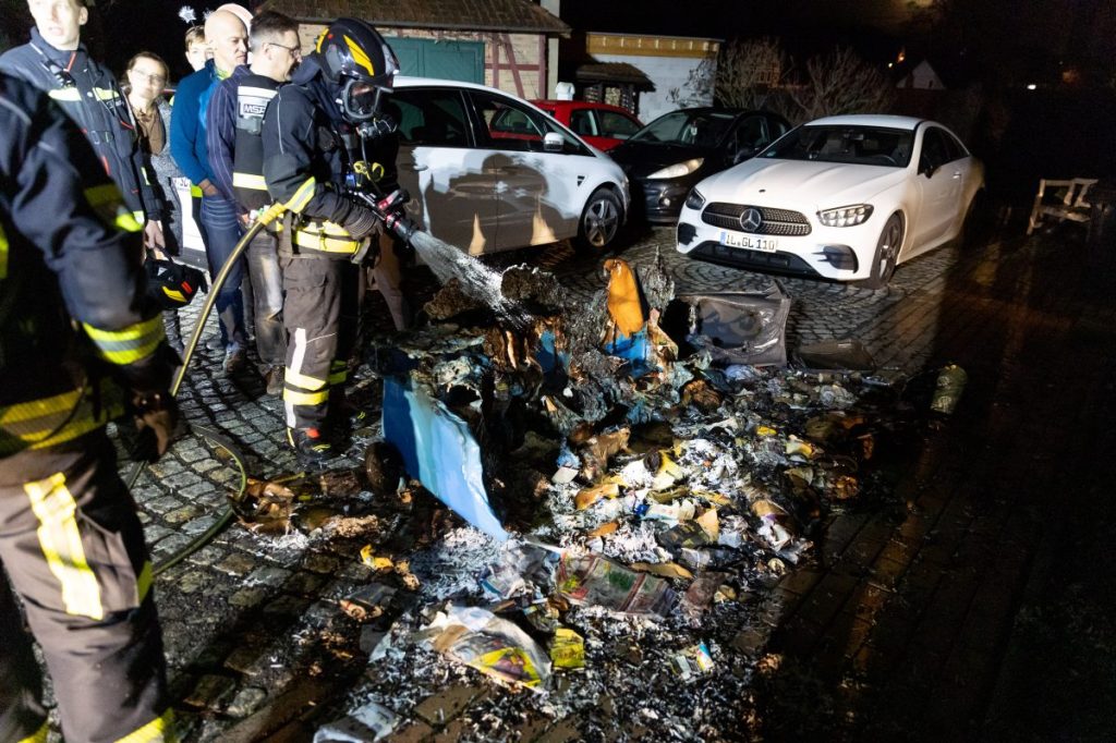  In der Silvesternacht (01.01.2023) kam es in der Eisfelder Straße in Hildburghausen zu einem Brand in einem Papiercontainer. Der Container brannte komplett aus. Grund für das Feuer waren Feuerwerksraketen.