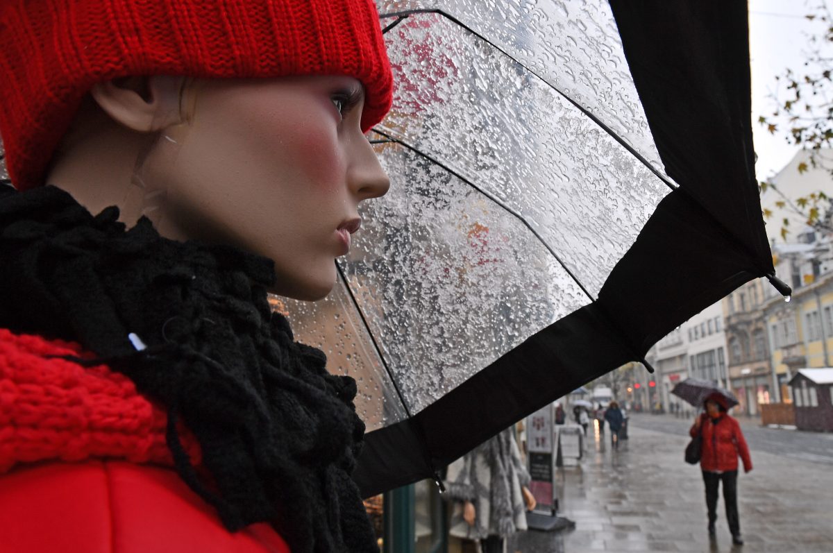 Der Schaufensterpuppe am Anger in Erfurt dürfte das Wetter in Thüringen egal sein.