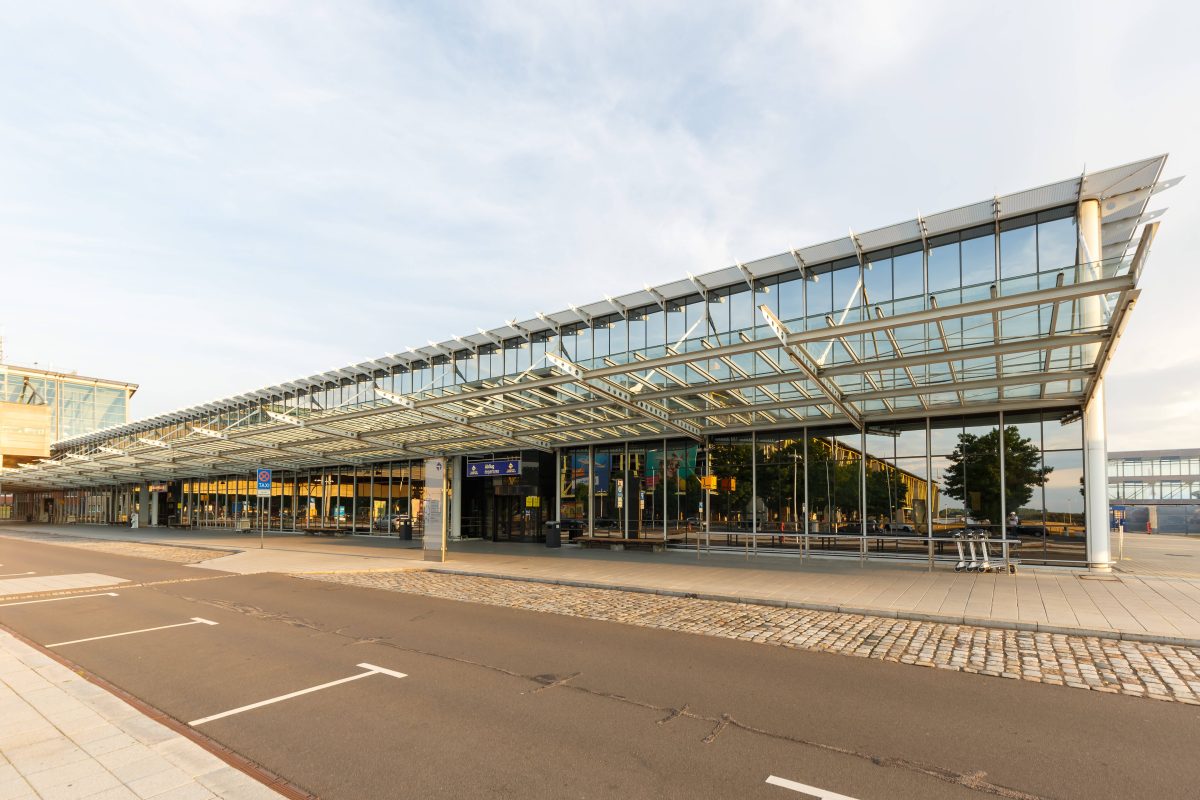 Der Flughafen Leipzig / Halle bekommt neue Flieger – und die können im Ernstfall Leben retten. (Archivbild)