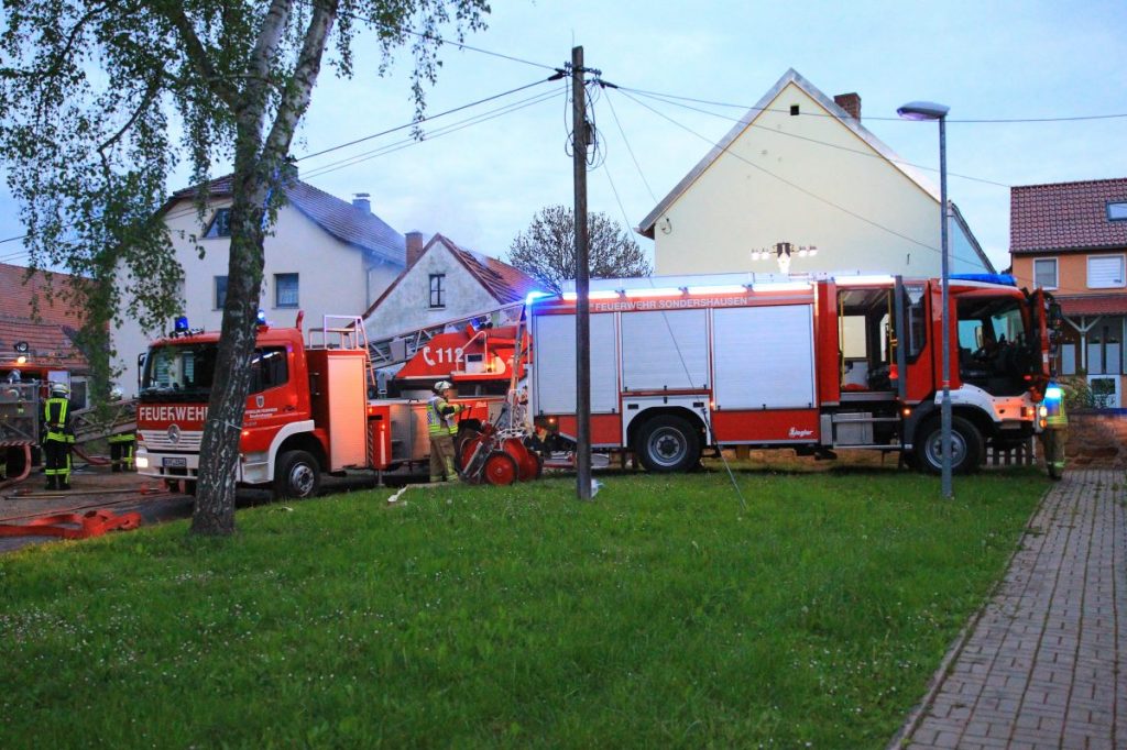 Anwohner haben am frühen Sonntagmorgen ein Knistern gehört. Dann folgte der Schock in Hohenbra in Thüringen!