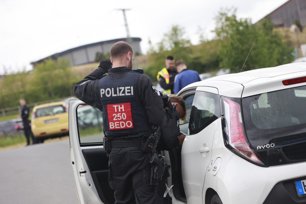 Einsatzkräfte der Polizei kontrollieren vor einem Veranstaltungsgelände anreisende Teilnehmer eines mutmaßlichen Reichsbürgertreffens.