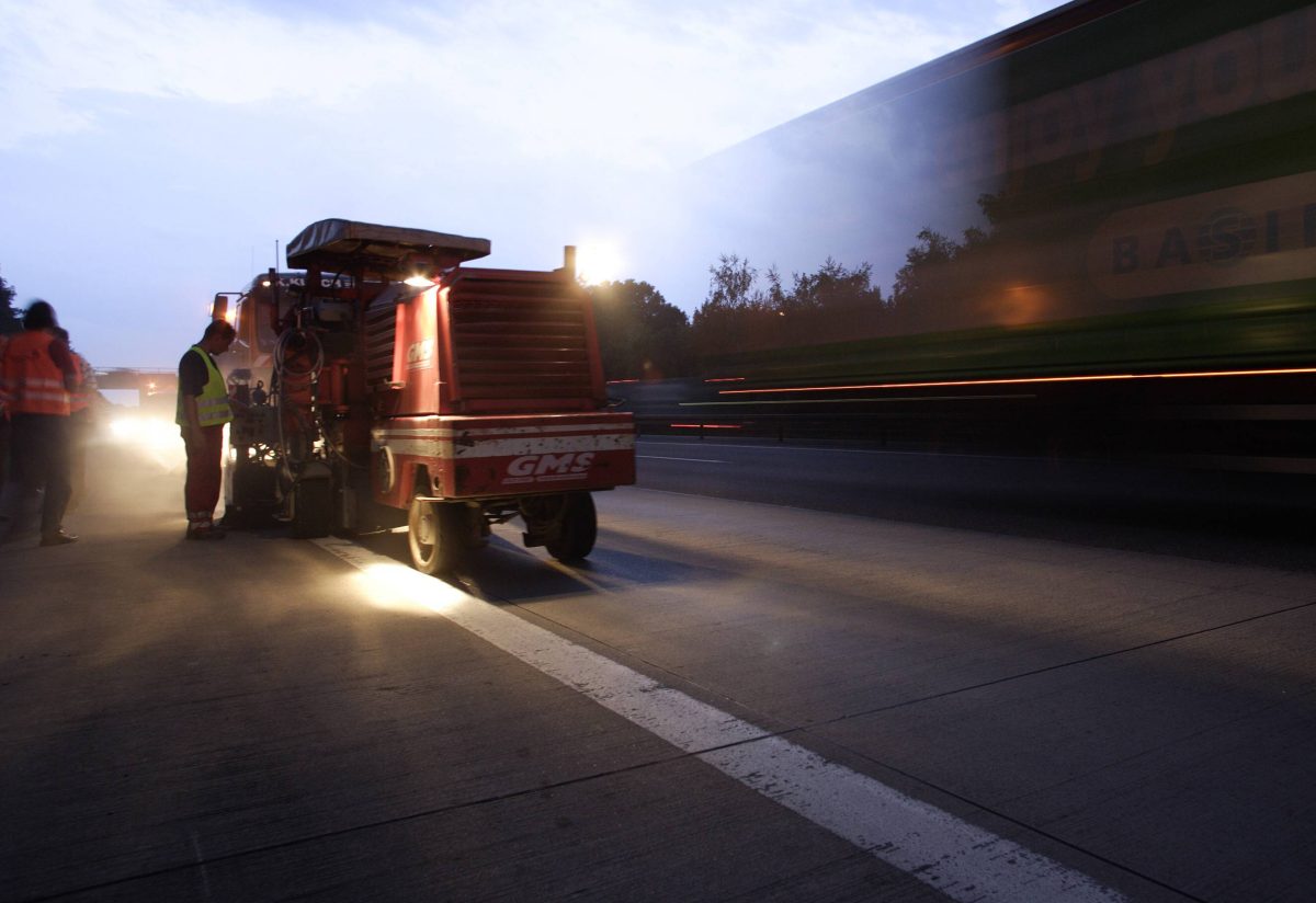 Auf Abschnitten der Autobahnen 38 und 71 in Thüringen müssen sich Autofahrer von Montag an wegen Bauarbeiten auf Behinderungen einstellen.