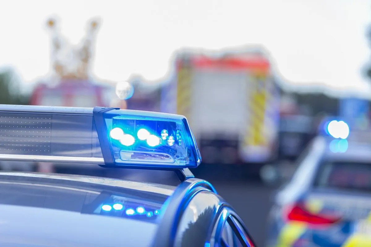 Er hatte keine Chance: In Thüringen ist ein Motorradfahrer mit einem Bus zusammengeprallt. Er war auf der Stelle tot.