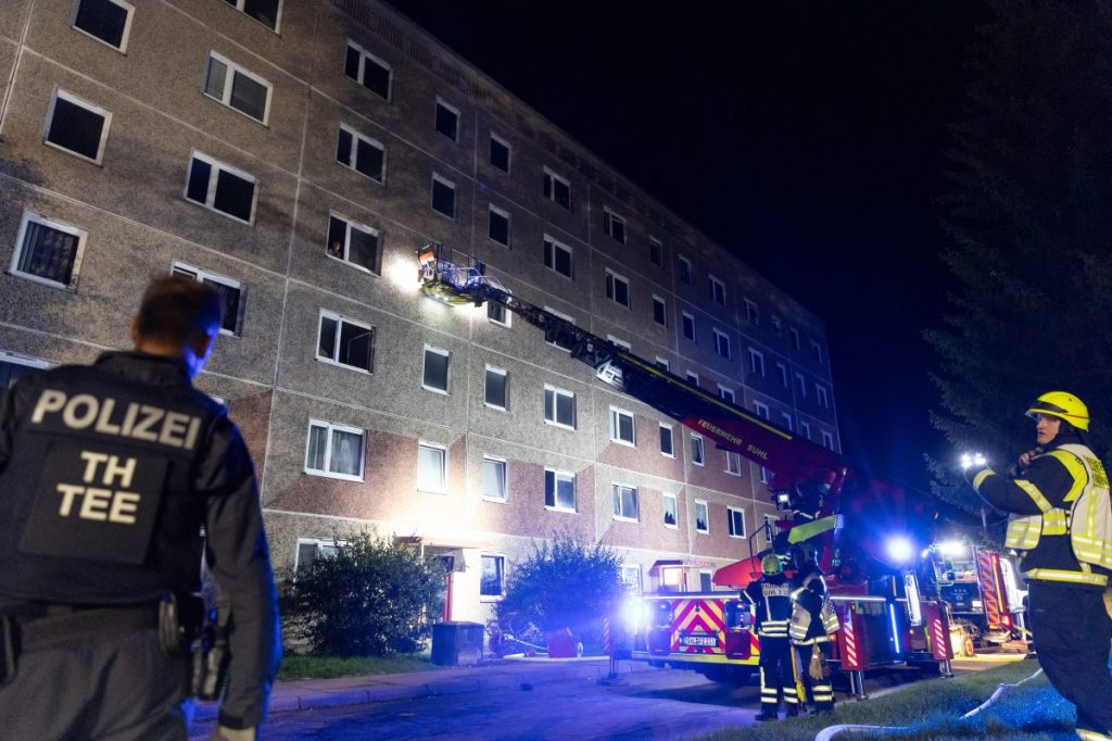 Suhl in Thüringen: Einsatzkräfte befreien Anwohner mithilfe von Drehleitern.